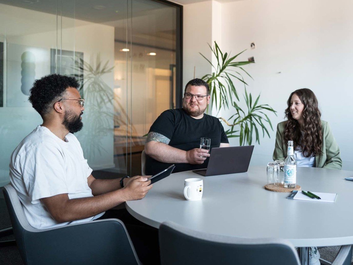 Ein Projekt-Team berät sich zum SEO-Audit in einem Konferenzraum