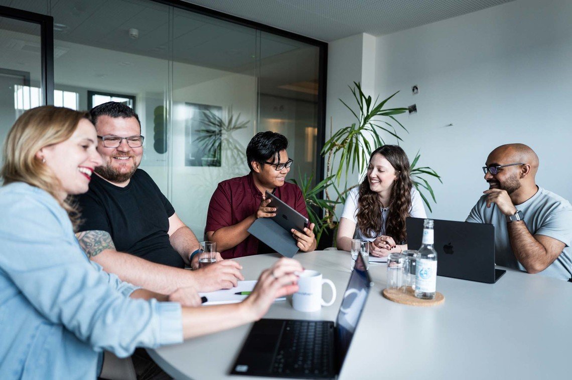 TYPO3-Agentur Teambesprechung in einem Konferenzraum